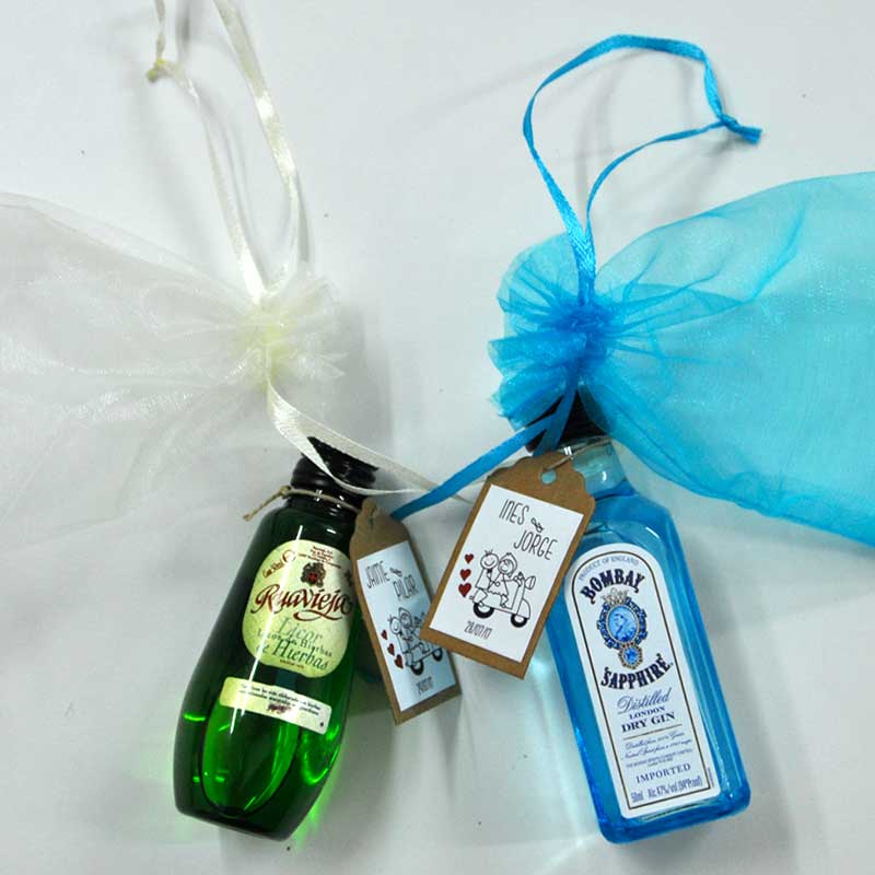 Botellita de licor de hierbas y de Bombay azul